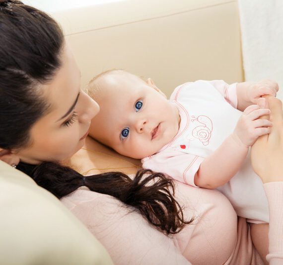 Babyknuffelaars doen met succes intrede in ziekenhuis