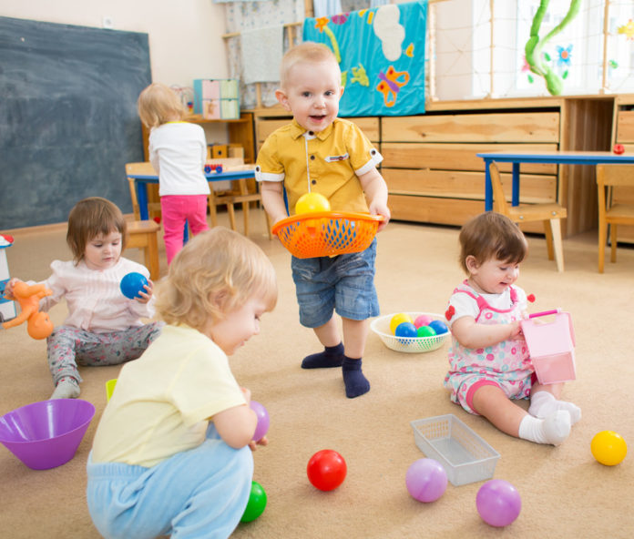 Kinderopvang canstockphoto36716895 spelende kinderen op een locatie voor kinderopvang
