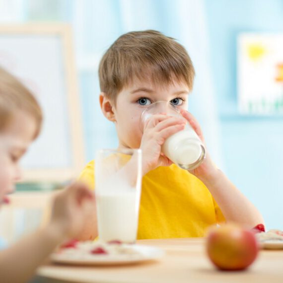 Eten van rundvlees, groenten, volle melk en boter vergroot weerstand jonge kind tegen viruseffecties