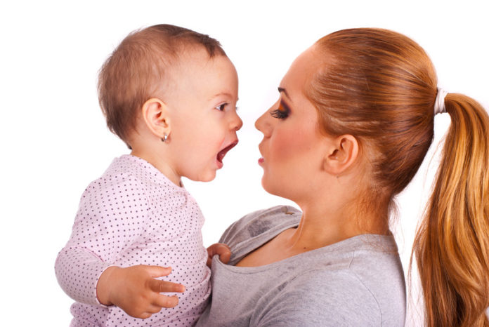 Baby praten canstockphoto10906730