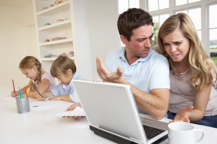 Gezin-thuiswerk-canstockphoto7411694-696x464 (1)