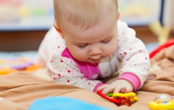 Leerzaam inkijkje in verzorgings- en spelmomenten in een babygroep