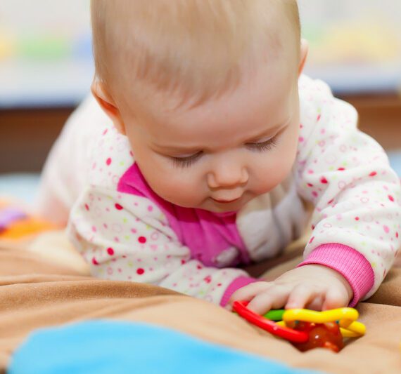 Leerzaam inkijkje in verzorgings- en spelmomenten in een babygroep