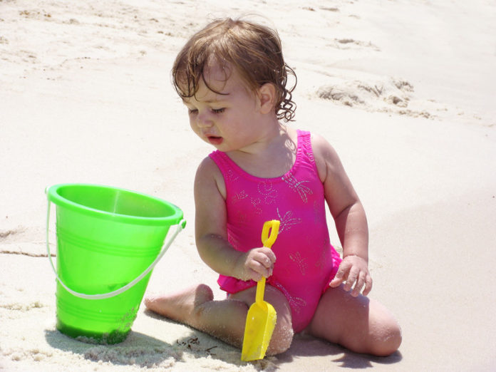 Peuter strand canstockphoto79140