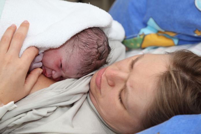 Baby en moeder canstockphoto9243050 (2)
