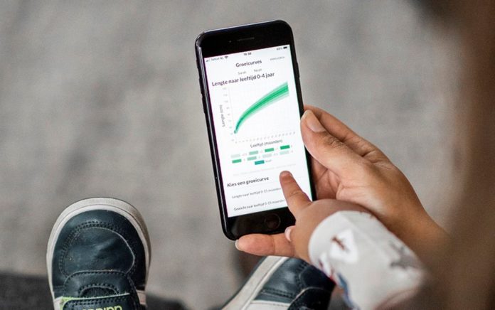 beeld social media- groeicurve app in handen