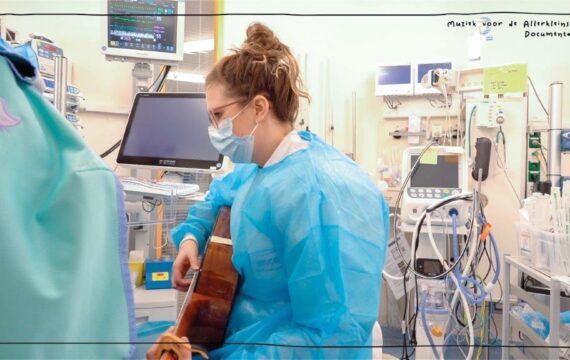 Gitaar en stem brengen rust en ontspanning op couveuseafdeling