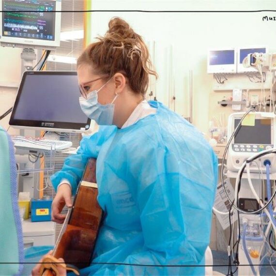 Gitaar en stem brengen rust en ontspanning op couveuseafdeling