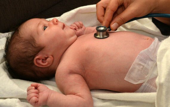 Onderzoek wil hersenschade beperken bij alle baby’s met hartafwijking