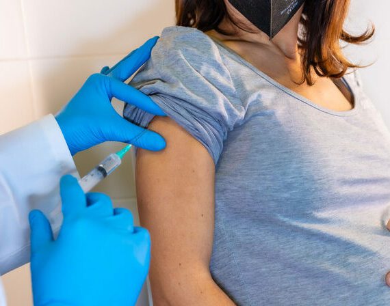 Vaccin beschermt mogelijk ongeboren kind tegen coronabesmetting