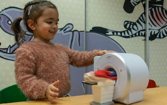 Mini MRI maakt kinderen spelenderwijs vertrouwd met scan