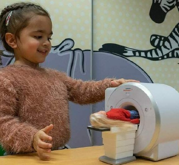 Mini MRI maakt kinderen spelenderwijs vertrouwd met scan