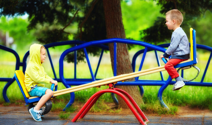 Buitenspelen canstockphoto31239400
