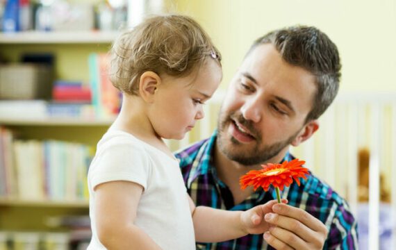 Betrokken vader verbetert met voorlezen en samen spelen schoolprestaties