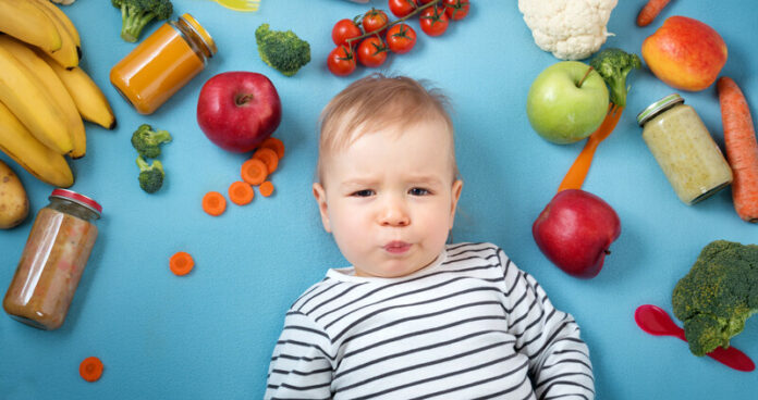 Baby nen eten canstockphoto86406754