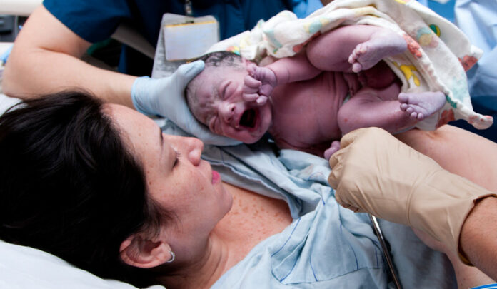 Baby geboorte canstockphoto8139142 (1)