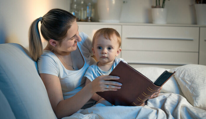 Baby voorlezen canstockphoto57484696