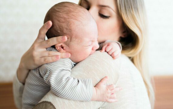 Rondlopen met huilende baby doet hartslag snel dalen