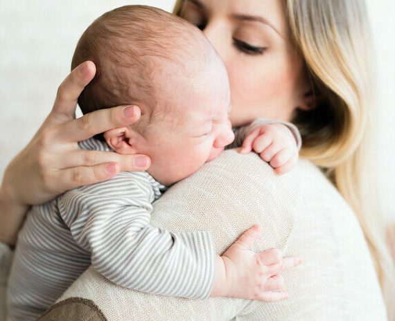 Rondlopen met huilende baby doet hartslag snel dalen