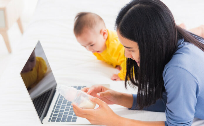 Babyvoeding canstockphoto103613295