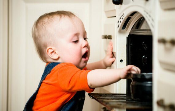 Aanlaten kleding verergert brandwonden bij jonge kinderen