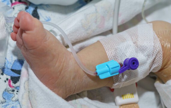 Antibioticumdrank halveert opnameduur van baby geboren met infectie