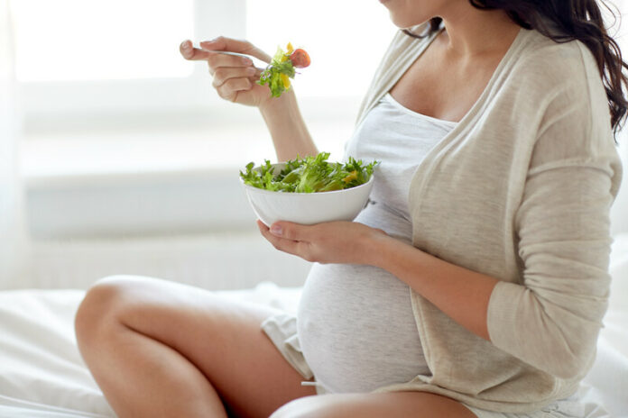 Zwanger eten canstockphoto40597539 vegetarische zwangere