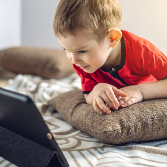 Merendeel jonge kinderen zonder begeleiding actief op digitale media