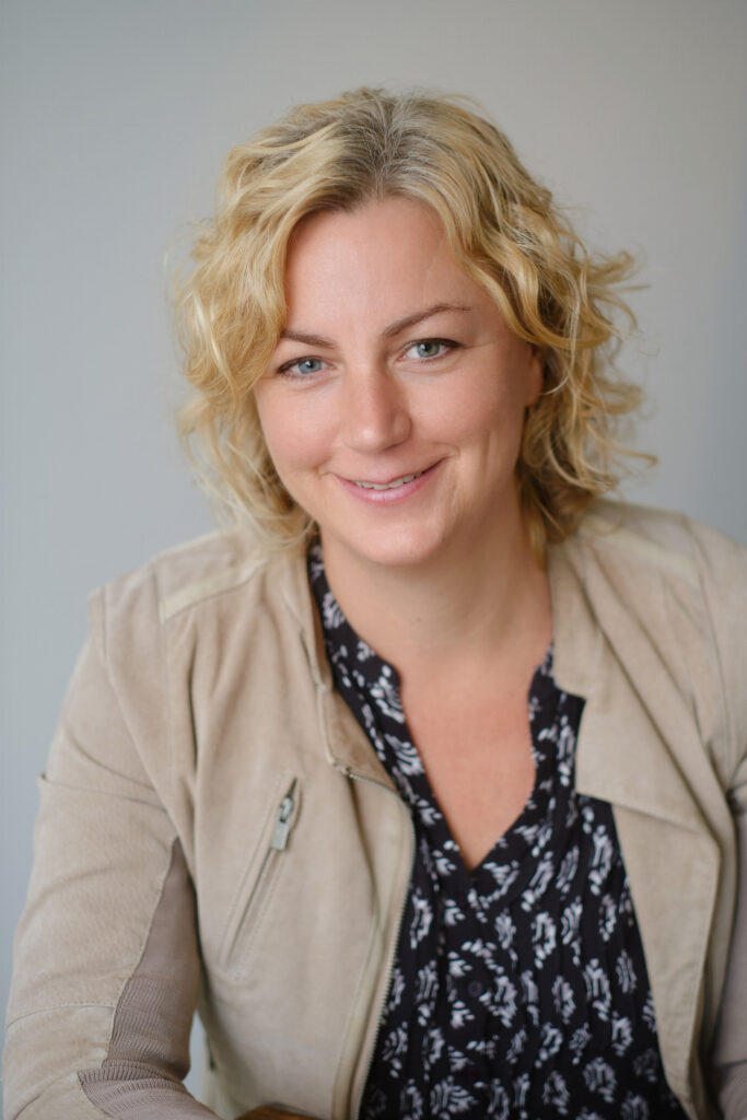 Aukelien van Abbema is GZ psycholoog bij het kind en jeugdteam van SGGZ Therapeutisch Centrum Kampen. Hier behandelt Aukelien met name ouders en kinderen met hechtingsgerelateerde problematiek, trauma en ontwikkelingsstoornissen.